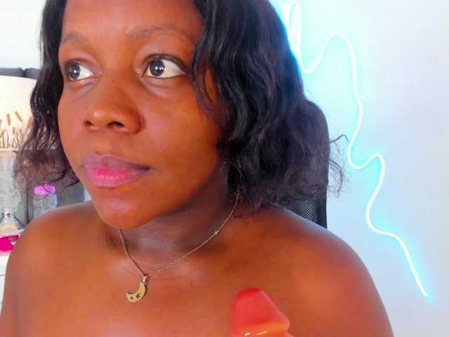 le modèle Joe-Grey est en webcam porno dans un show sur le site bongacams, il possède les tags suivants: Ebony,Brunette,Shaved