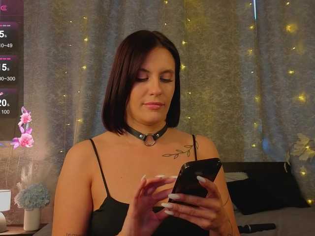 Elle-Brooke1's BongaCams show and profile