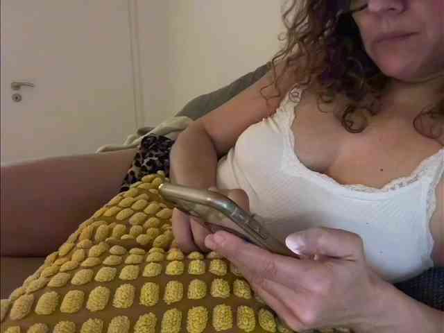 CurlyShakira webcam