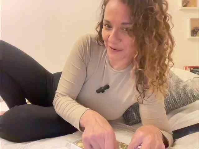 CurlyShakira webcam