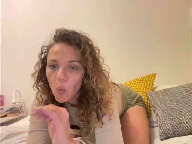 CurlyShakira webcam