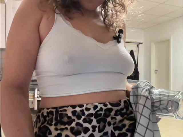 CurlyShakira webcam