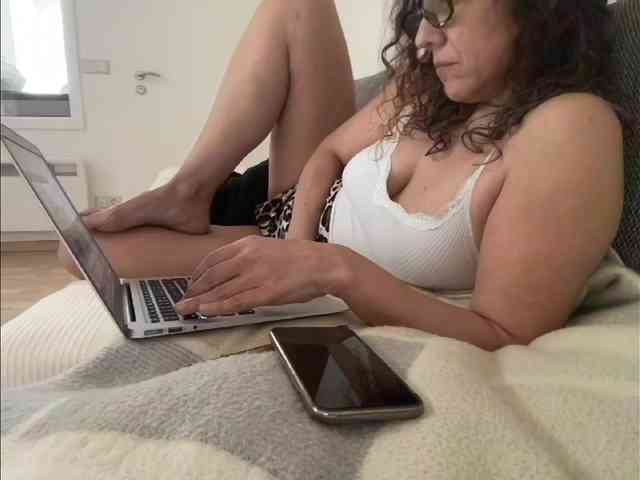 CurlyShakira webcam
