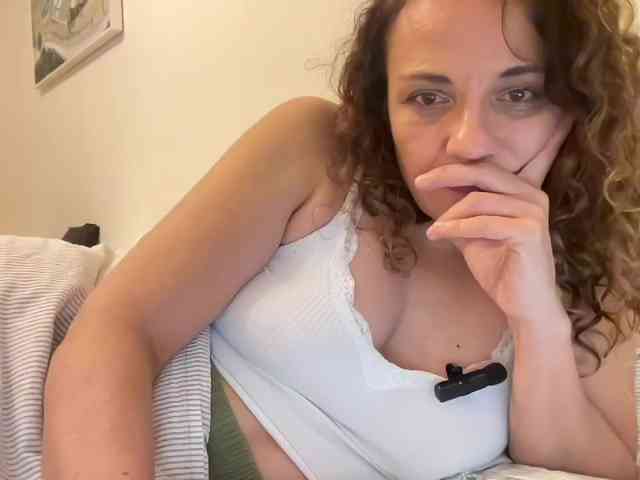 CurlyShakira webcam