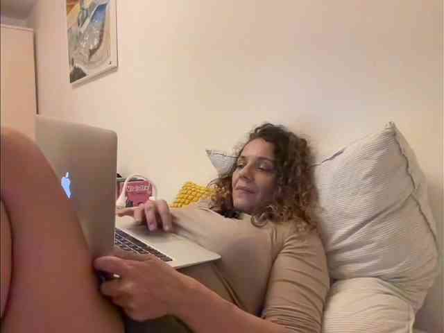 CurlyShakira webcam