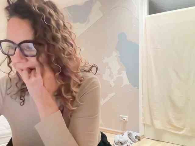 CurlyShakira webcam