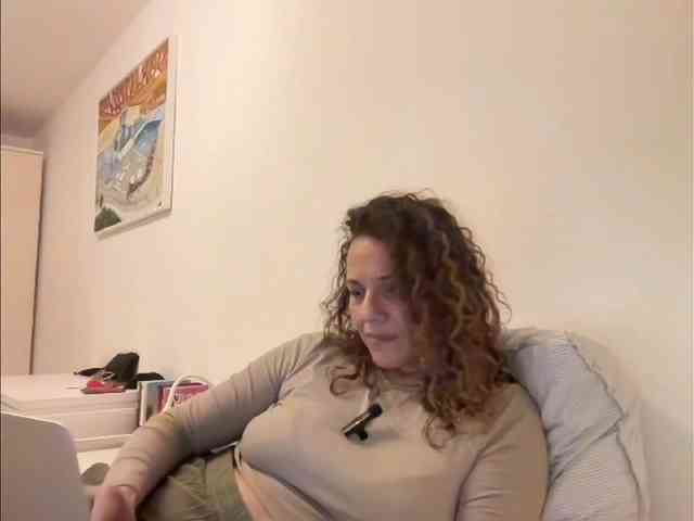 CurlyShakira webcam