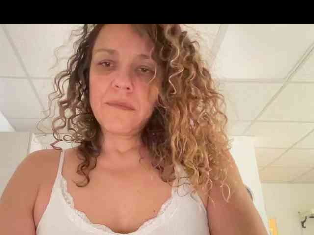 CurlyShakira webcam