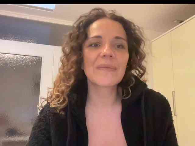CurlyShakira webcam