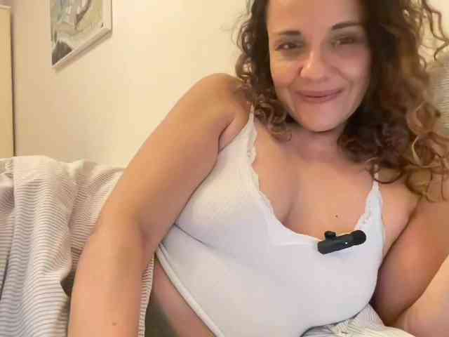 CurlyShakira Live Webcam on BongaCams