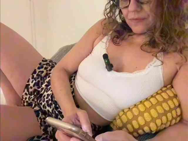CurlyShakira webcam
