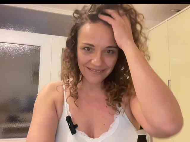 CurlyShakira webcam