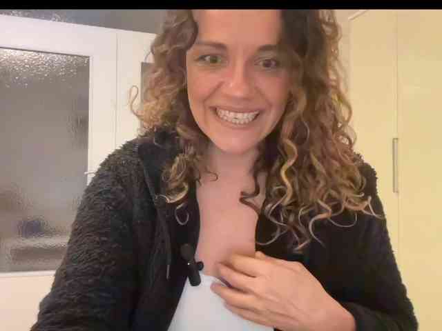 CurlyShakira webcam
