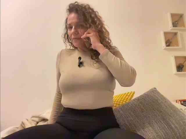 CurlyShakira webcam