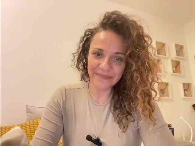 CurlyShakira webcam