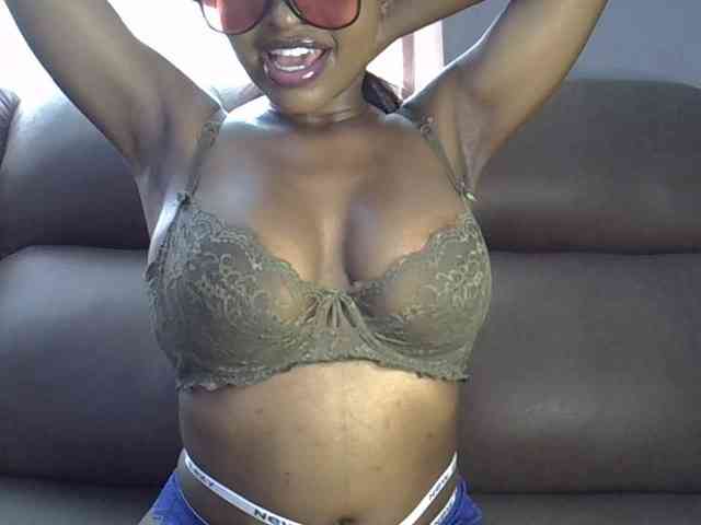 SweetHeat111 Live Webcam on BongaCams