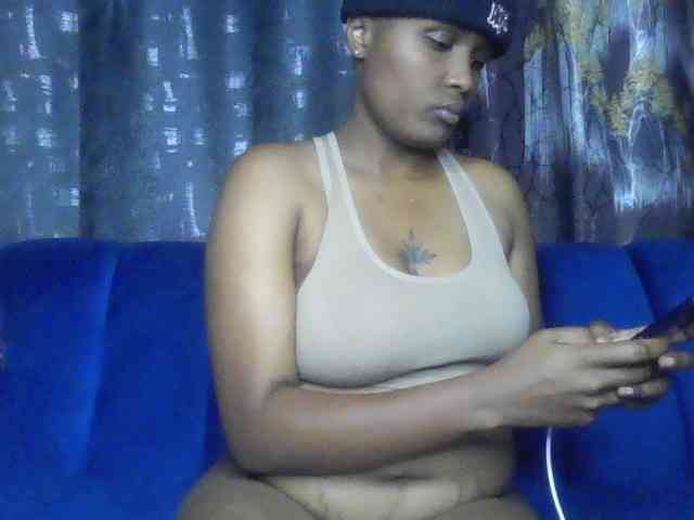 MaiaLovesU Live Webcam on BongaCams