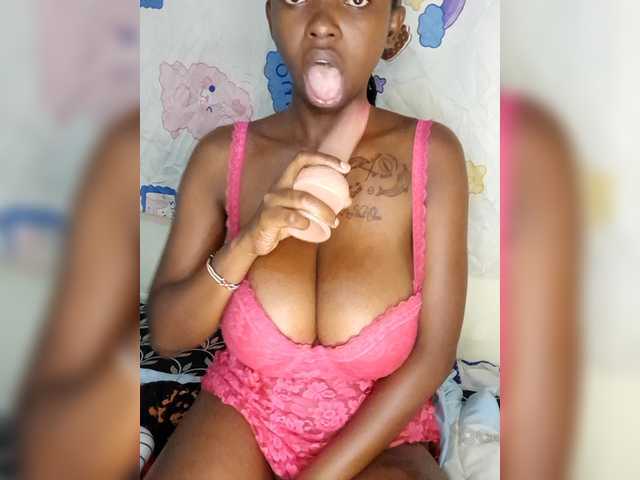 Sexxyglow's BongaCams show and profile