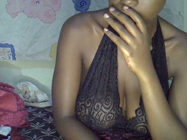 Sexxyglow's BongaCams show and profile