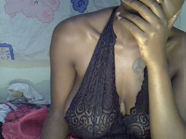 Sexxyglow's BongaCams show and profile