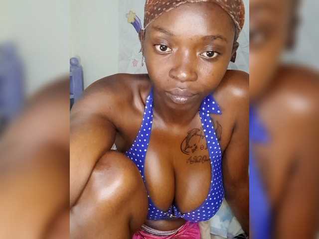 Sexxyglow's BongaCams show and profile