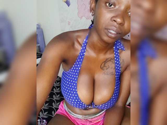 Sexxyglow's BongaCams show and profile