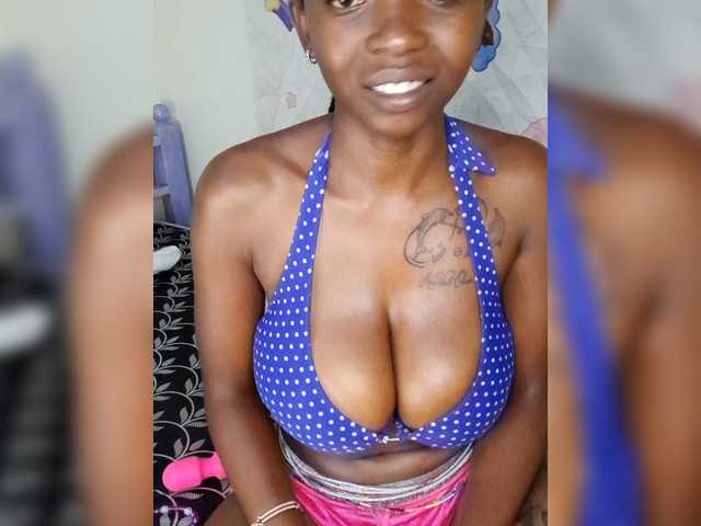 Sexxyglow's BongaCams show and profile