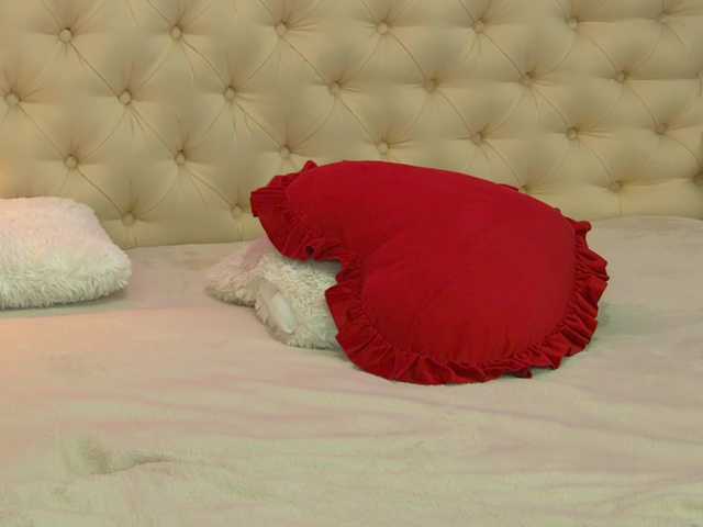 AuraMilf's BongaCams show and profile