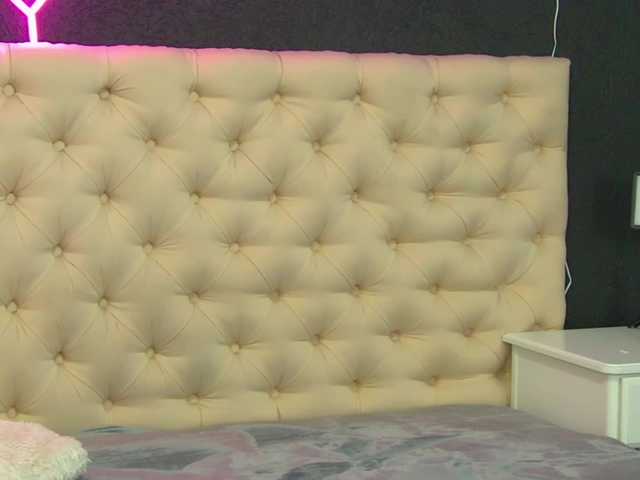 AuraMilf's BongaCams show and profile