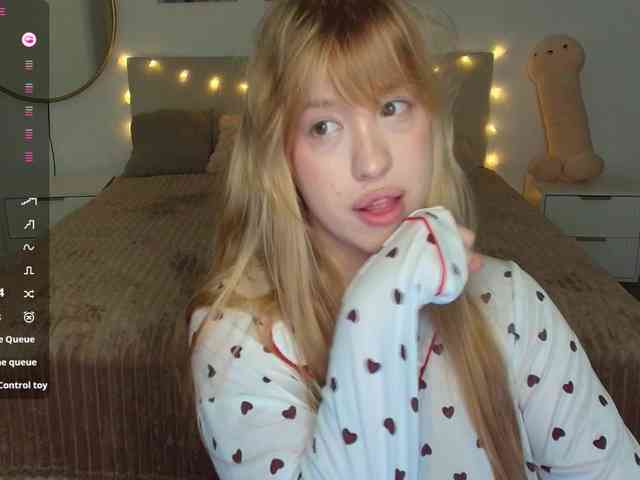 linaloon Live Webcam on BongaCams