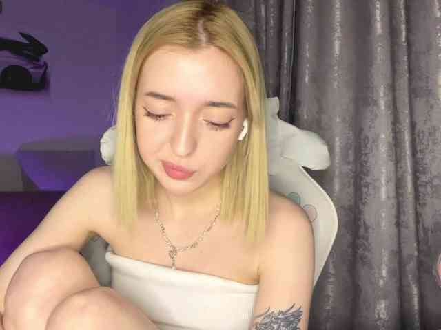 EllianaMiller webcam