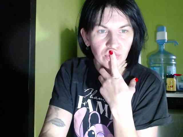 tattooed-girl webcam