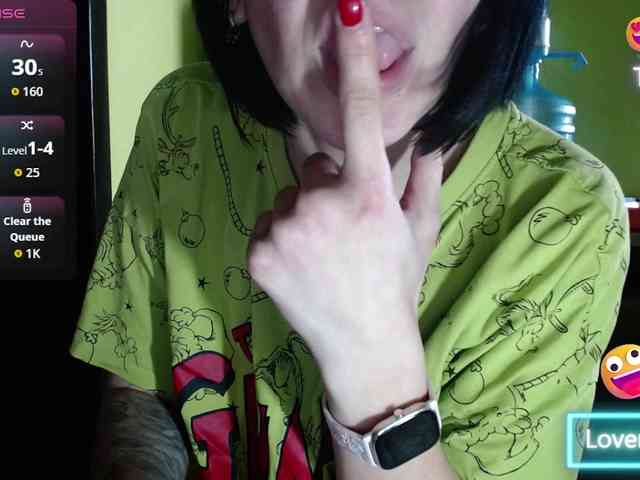 tattooed-girl webcam