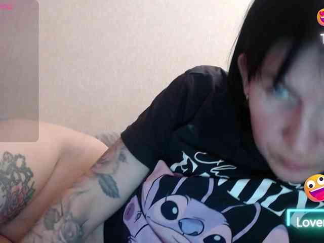 tattooed-girl webcam