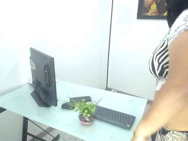 NasllyZ Live Webcam on BongaCams