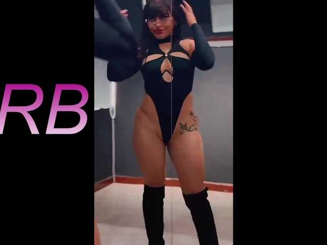 le modèle NAOMIAMAZING01 est en webcam porno dans un show sur le site bongacams, il possède les tags suivants: Latino/Hispanic,Brunette,Shaved