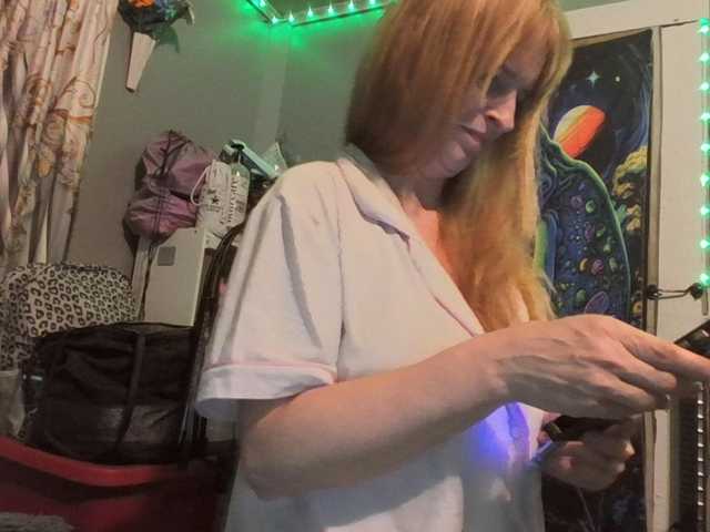 Pizzedwife's BongaCams show and profile