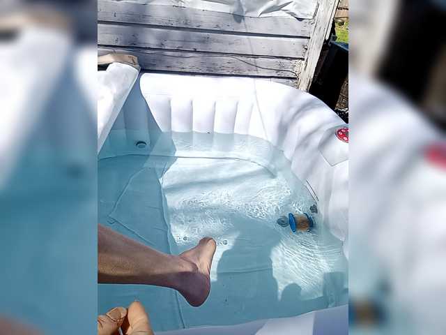 Pizzedwife's BongaCams show and profile