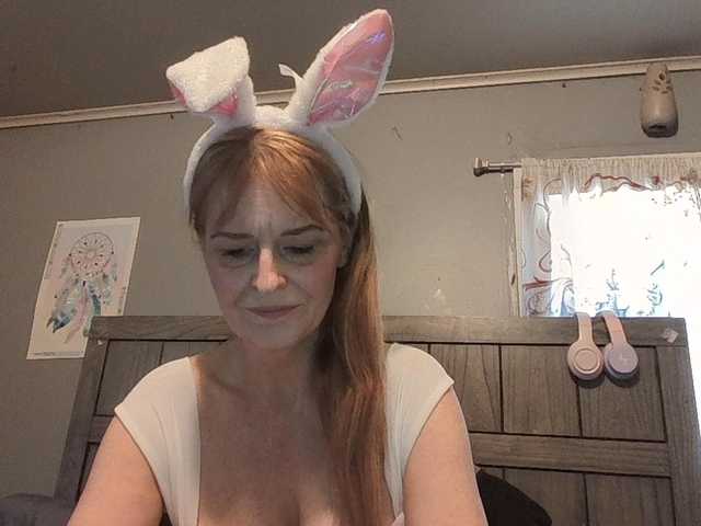 Pizzedwife's BongaCams show and profile