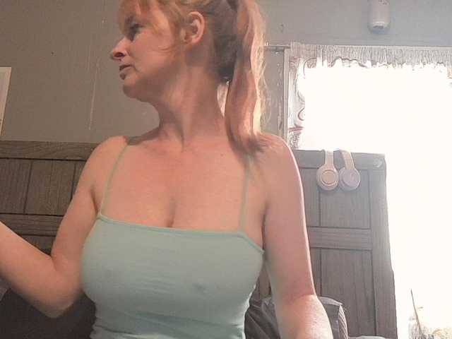Pizzedwife's BongaCams show and profile