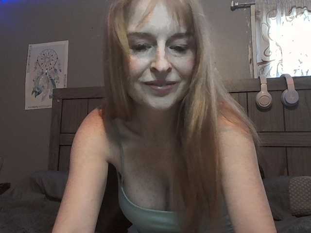 Pizzedwife's BongaCams show and profile