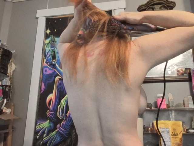 Pizzedwife's BongaCams show and profile