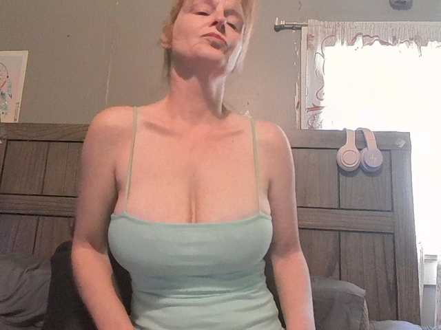 Pizzedwife's BongaCams show and profile