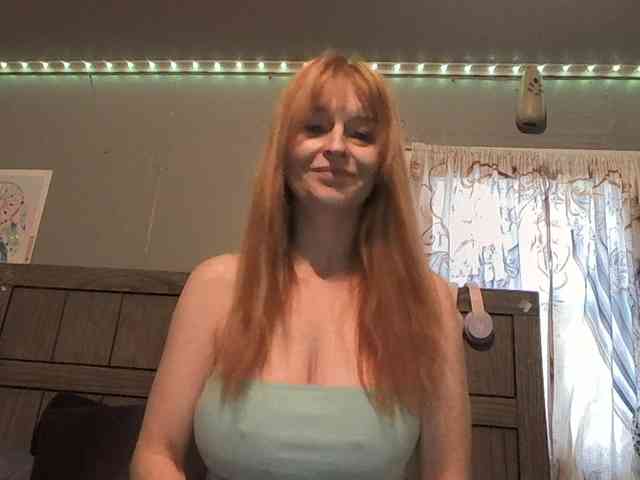Pizzedwife Live Webcam on BongaCams