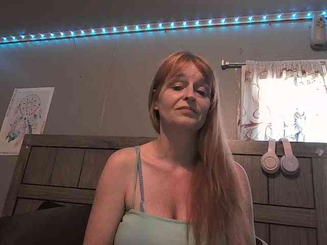 Pizzedwife Live Webcam on BongaCams