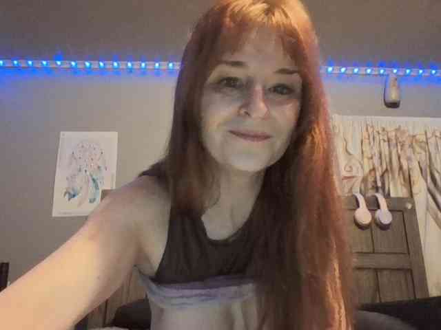 Pizzedwife Live Webcam on BongaCams