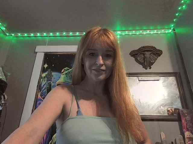 Pizzedwife Live Webcam on BongaCams