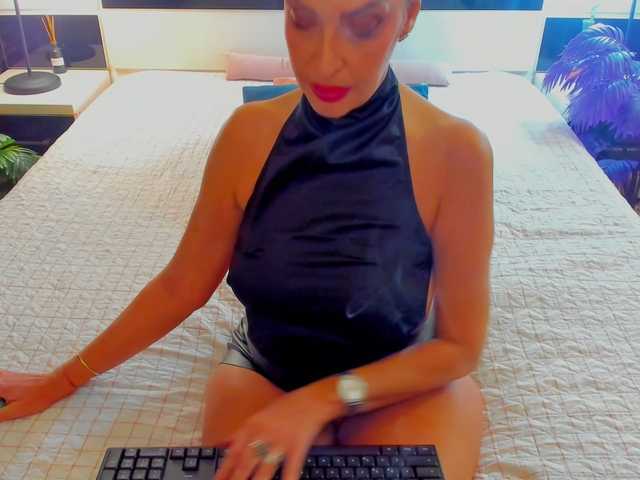 shanon4u's BongaCams show and profile