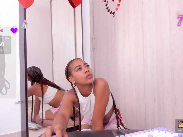 le modèle AdairaWealth est en webcam porno dans un show sur le site bongacams, il possède les tags suivants: Ebony,Redhead,Shaved