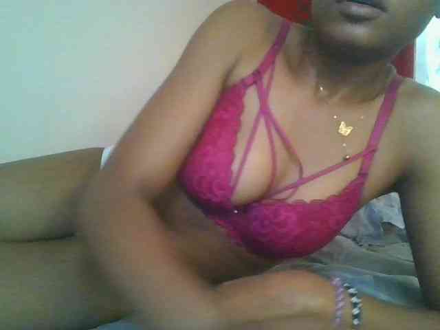 PrettyElle Live Webcam on BongaCams